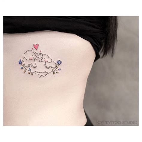 tatuajes pecho mujer|5 hermosos diseños de tatuajes entre los pechos para。